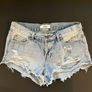 PISTOLA low rise ripped jean shorts size 26